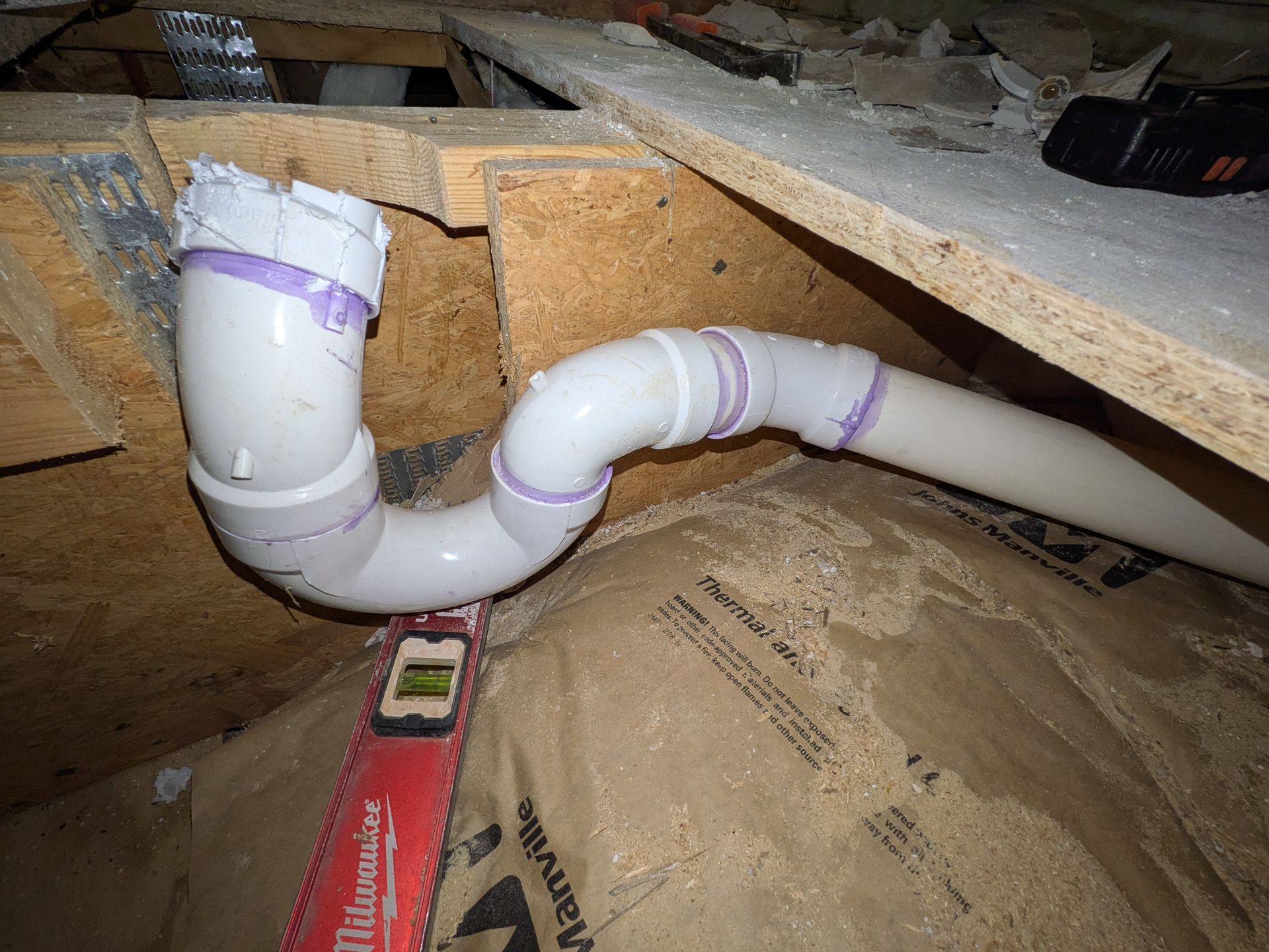 Recessed lighting fixture install in a modern bathroom